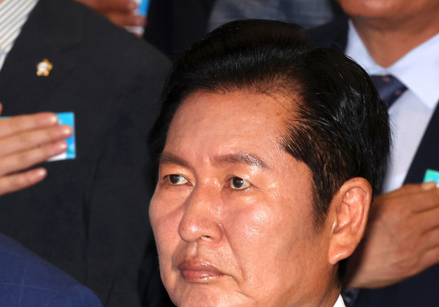 국기에 경례하는 정청래 전 대표