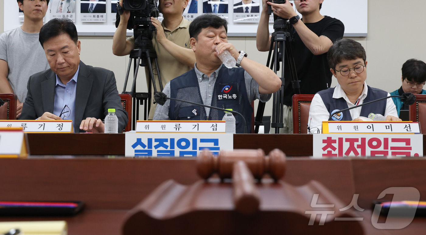 (세종=뉴스1) 김기남 기자 = 7일 세종시 정부세종청사 최저임금위원회에서 열린 2027년도 최저임금위원회 12차 전원회의에서 노·사위원들이 굳은 표정으로 회의를 시작하고 있다. …