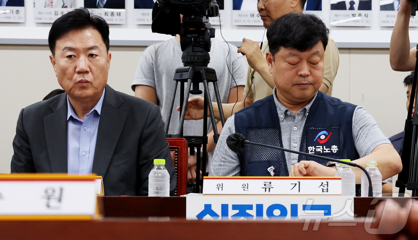 (세종=뉴스1) 김기남 기자 = 류기섭 근로자위원이 7일 세종시 정부세종청사 최저임금위원회에서 열린 2027년도 최저임금위원회 12차 전원회의에서회의를 시작하며 시계를 보고 있다. …