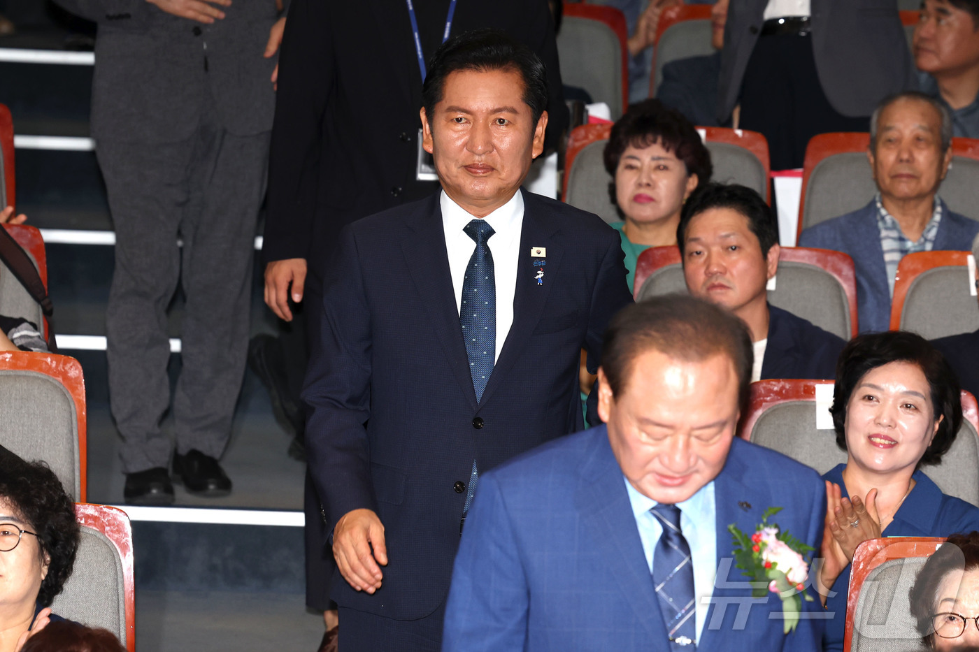 (서울=뉴스1) 이종수 기자 = 정청래 더불어민주당 전 대표가 7일 서울 마포구청 대강당에서 열린 유동균 마포구청장 취임식에 참석하고 있다. 2026.7.7/뉴스1
