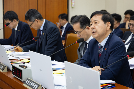 재경위 질의 답변하는 구윤철 부총리