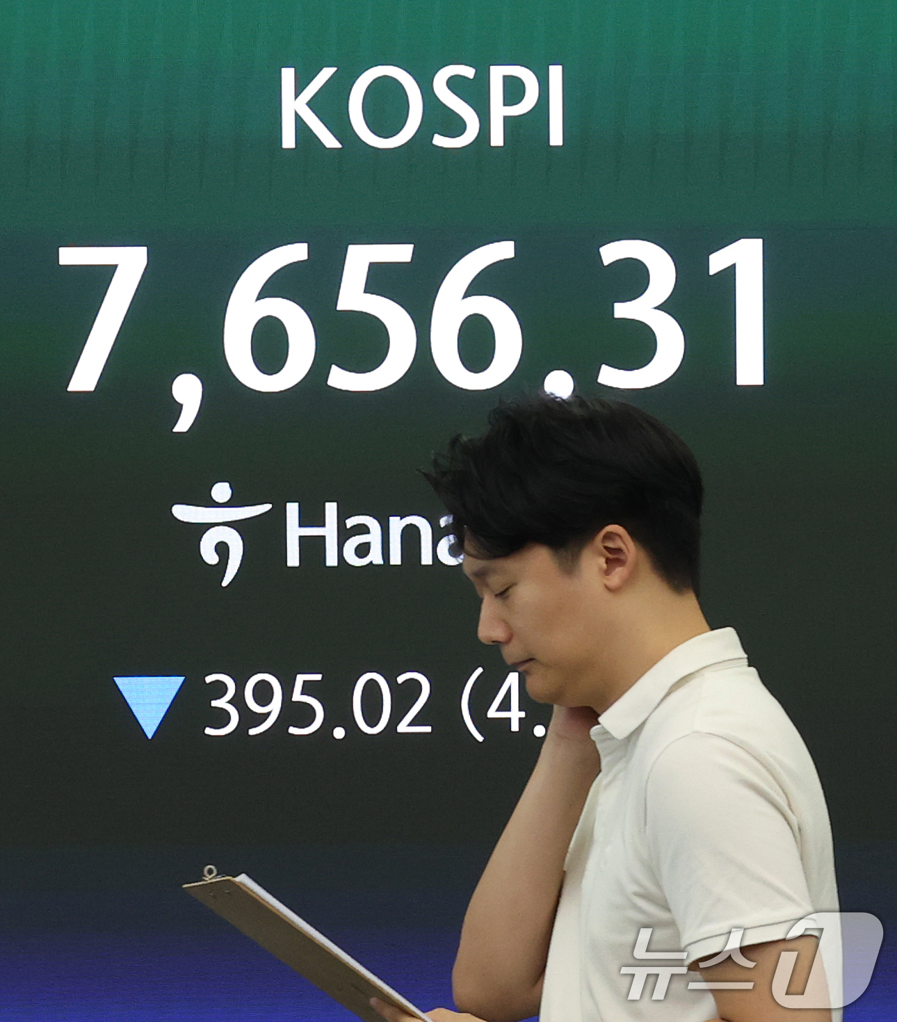 (서울=뉴스1) 오대일 기자 = 코스피가 급락한 7일 오후 서울 중구 하나은행 본점 딜링룸 전광판에 코스피 종가가 표시되고 있다. 이날 코스피는 전일 대비 395.02포인트(p) …