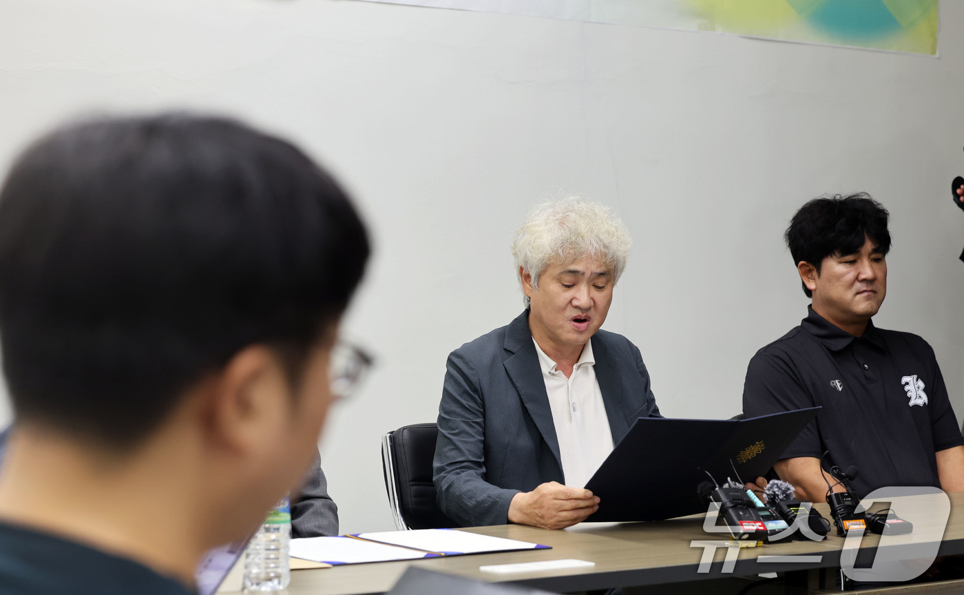 (전남광주=뉴스1) 박지현 기자 = 홍경표 광주제일고 총동창회장이 7일 전남광주특별시 광주제일고에서 배재고 야구부의 조롱성 응원 논란과 관련해 학생들에 대한 선처를 호소하는 기자회 …