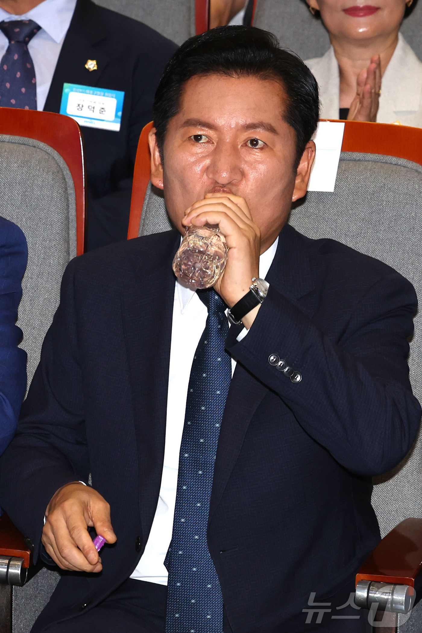 (서울=뉴스1) 이종수 기자 = 정청래 더불어민주당 전 대표가 7일 서울 마포구청 대강당에서 열린 유동균 마포구청장 취임식에 참석해 물을 마시고 있다. 2026.7.7/뉴스1