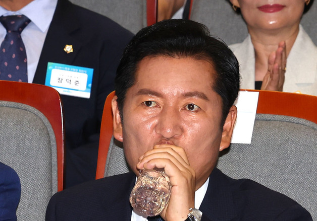 물 마시는 정청래 전 대표
