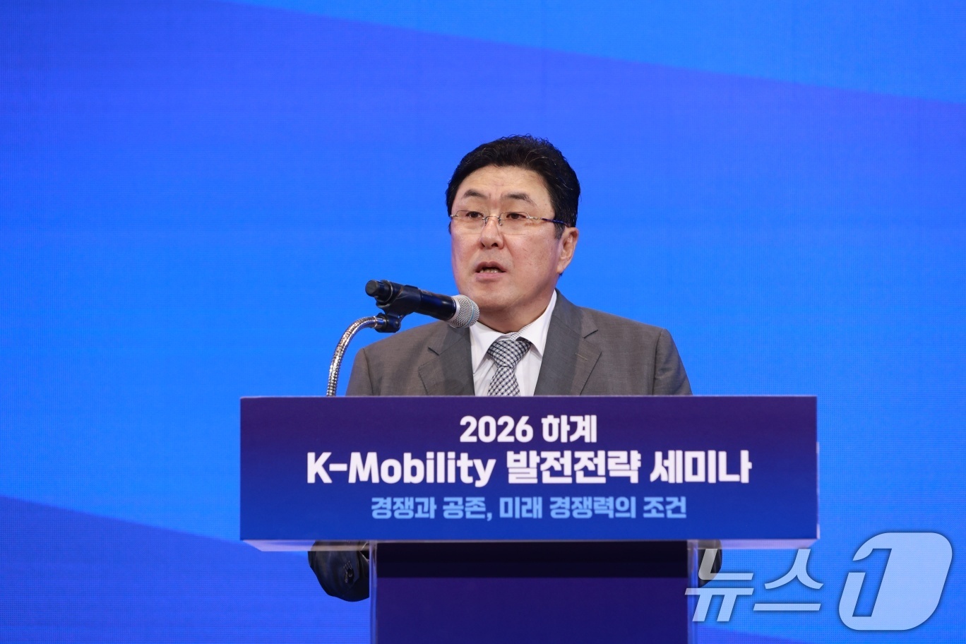 (서울=뉴스1) = 안정구 K-모빌리티 브릿지 재단 이사장이 7일 더블트리 바이힐튼 서울 판교에서 열린 2026년 하계 자동차부품산업 발전전략 세미나에서 환영사를 하고 있다. (K …