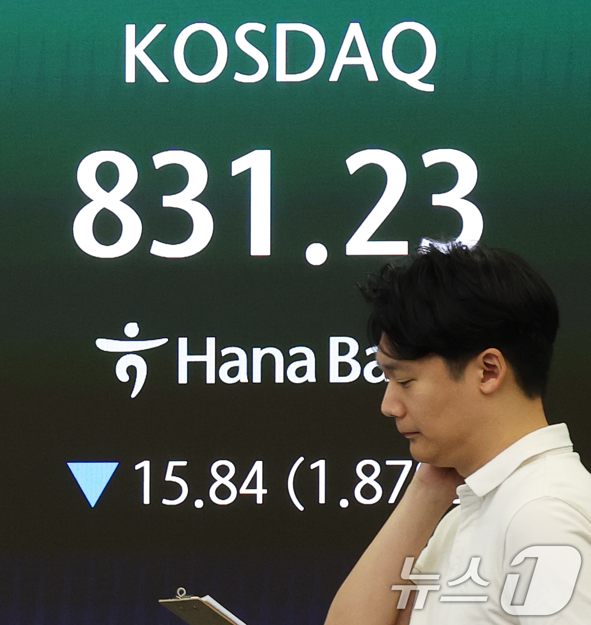 (서울=뉴스1) 오대일 기자 = 코스피가 급락한 7일 오후 서울 중구 하나은행 본점 딜링룸 전광판에 코스닥 종가가 표시되고 있다. 이날 코스피는 전일 대비 395.02포인트(p)( …
