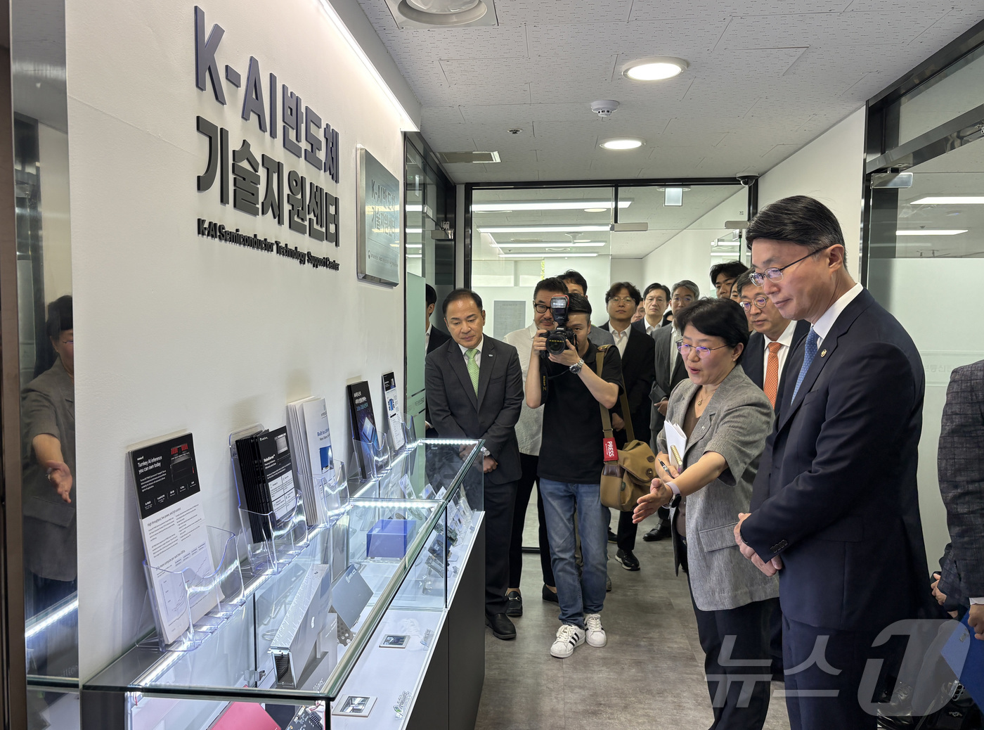 (서울=뉴스1) 유수연 기자 = 류제명 과학기술정보통신부 제2차관이 7일 서울 강남구 한국정보통신진흥협회에서 열린 K-AI반도체 기술지원센터 개소식에서 관계자로부터 설명을 듣고 있 …