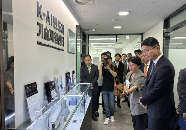 K-AI반도체 기술지원센터 설명 듣는 류제명 2차관
