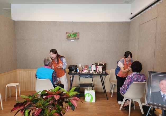 한전 강원본부·, 홍천 주민에 '행복 기원' 사진 선물…기부금 전달식도