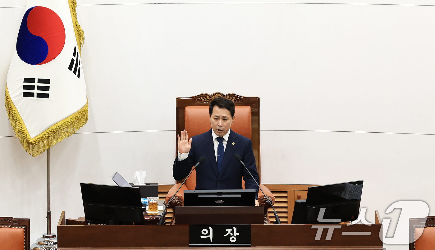 (서울=뉴스1) 이호윤 기자 = 임만균 신임 서울시의회 의장이 7일 서울 중구 서울특별시의회 본회의장에서 열린 제12대 서울특별시의회 개원식에서 의원 선서를 하고 있다. 2026. …