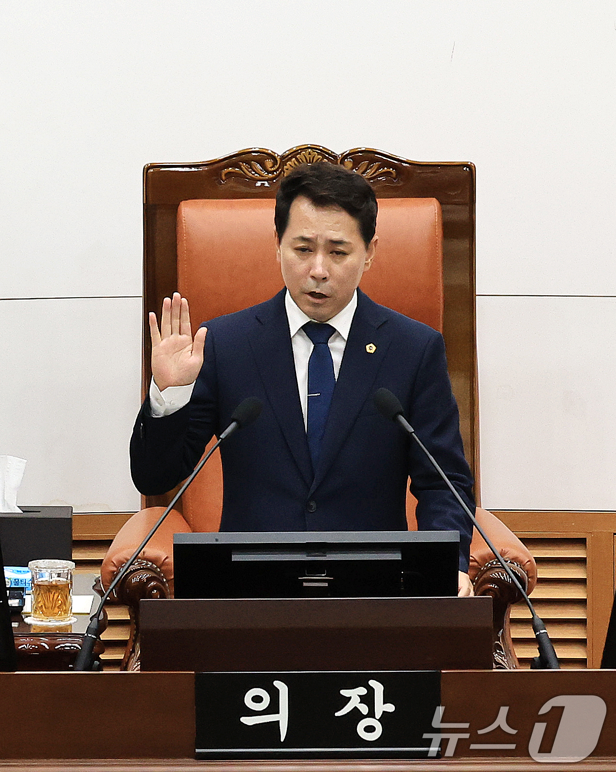 (서울=뉴스1) 이호윤 기자 = 임만균 신임 서울시의회 의장이 7일 서울 중구 서울특별시의회 본회의장에서 열린 제12대 서울특별시의회 개원식에서 의원 선서를 하고 있다. 2026. …