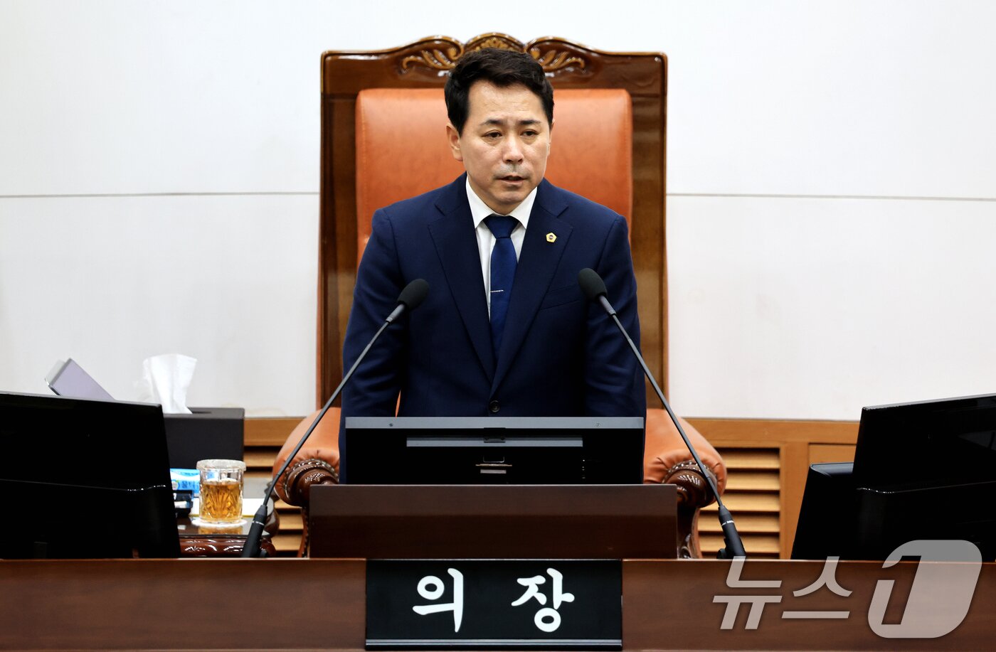 본문 이미지 - 임만균 신임 서울시의회 의장이 7일 서울 중구 서울특별시의회 본회의장에서 열린 제12대 서울특별시의회 개원식에서 개원사를 하고 있다. 2026.7.7 ⓒ 뉴스1 이호윤 기자