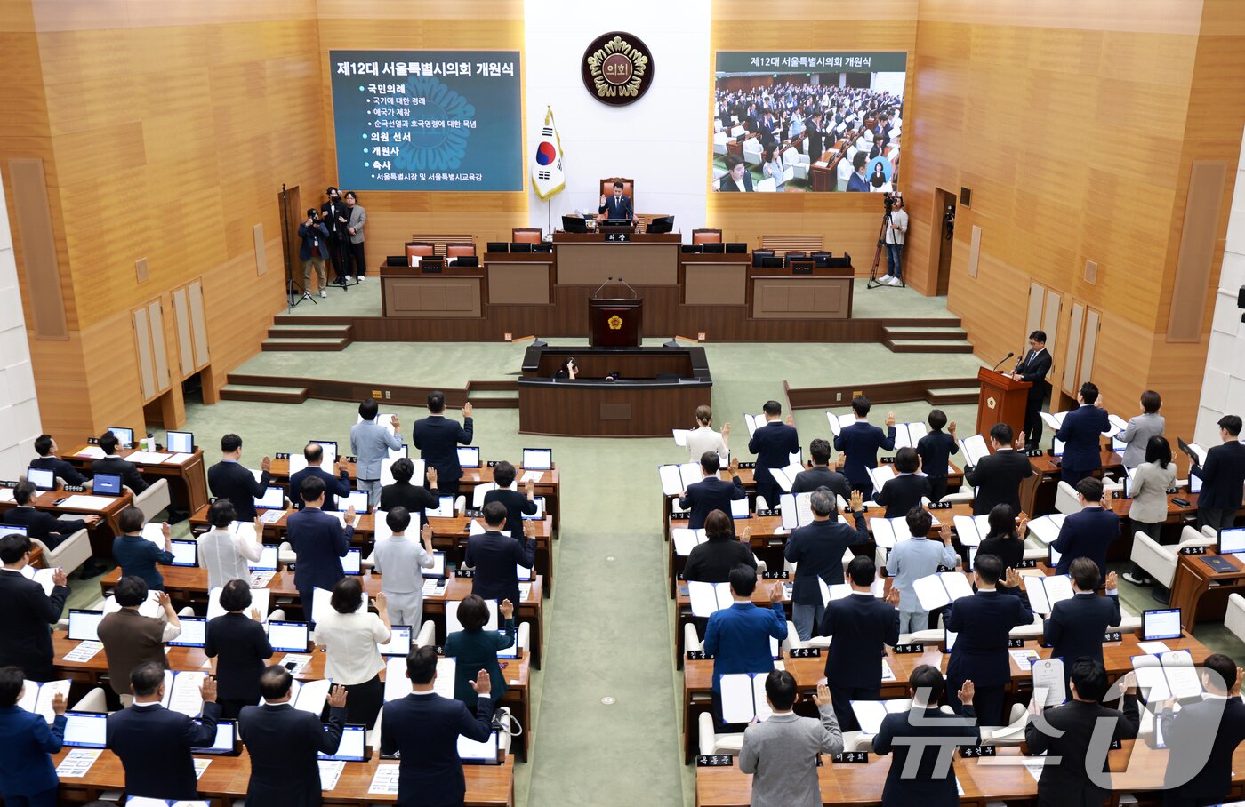 본문 이미지 - 임만균 신임 서울시의회 의장과 서울시의원들이 7일 서울 중구 서울특별시의회 본회의장에서 열린 제12대 서울특별시의회 개원식에서 의원 선서를 하고 있다. 2026.7.7 ⓒ 뉴스1 이호윤 기자