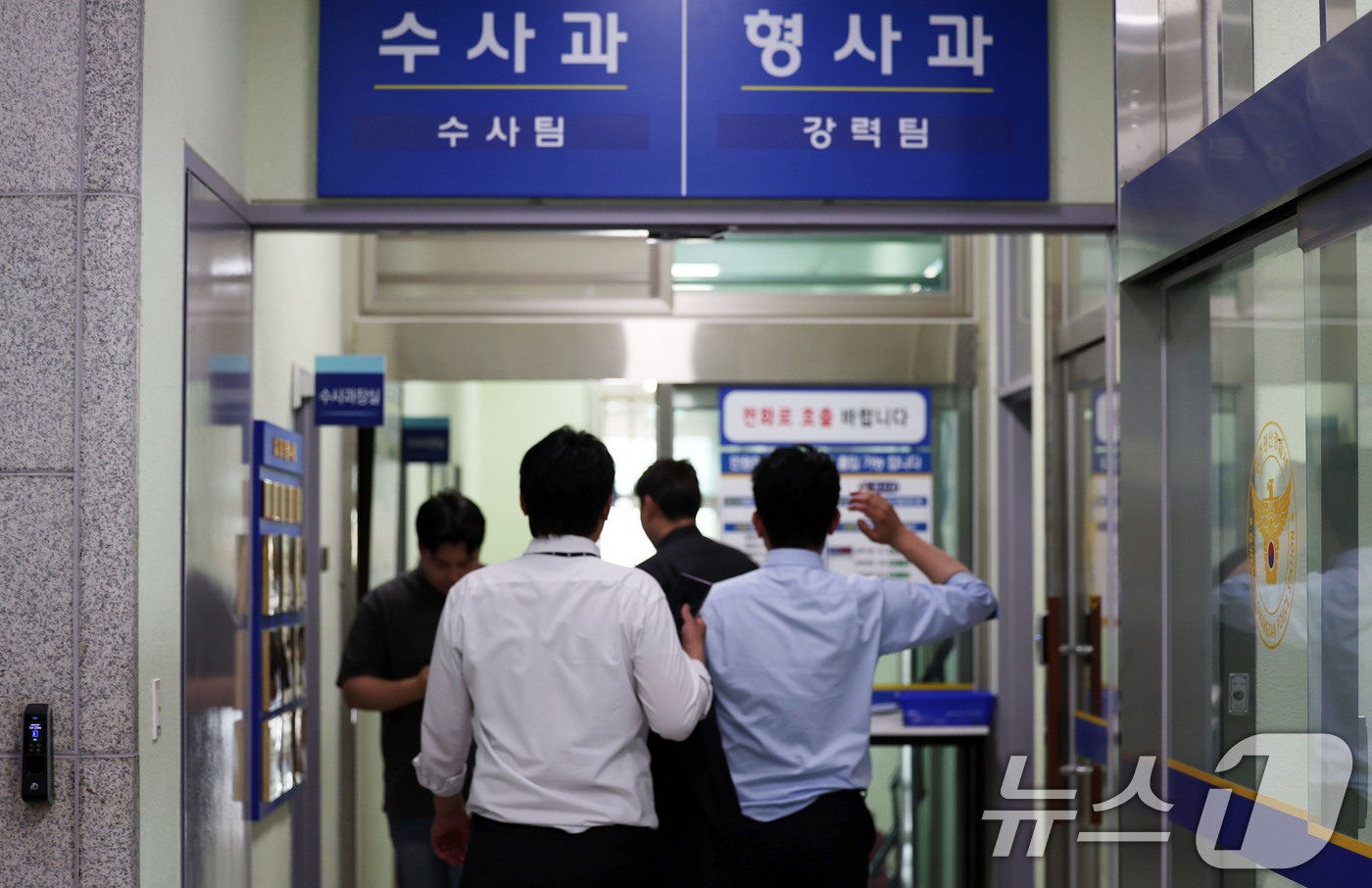 (광주=뉴스1) 이승현 기자 = 장윤기 사건에 대한 경찰의 증거인멸 의혹 등에 대한 강제 수사에 착수한 7일 검찰 수사관들이 광주 광산경찰서 형사과에 들어가고 있다. 2026.7. …