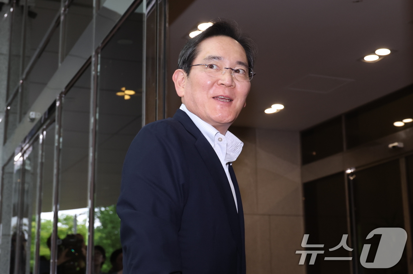 (서울=뉴스1) 안은나 기자 = 이재용 삼성전자 회장이 7일 서울 강서구 김포비지니스항공센터에 도착,  '억만장자들의 여름 캠프'로 불리는 미국 선밸리 콘퍼런스 참석을 위해 이동하 …