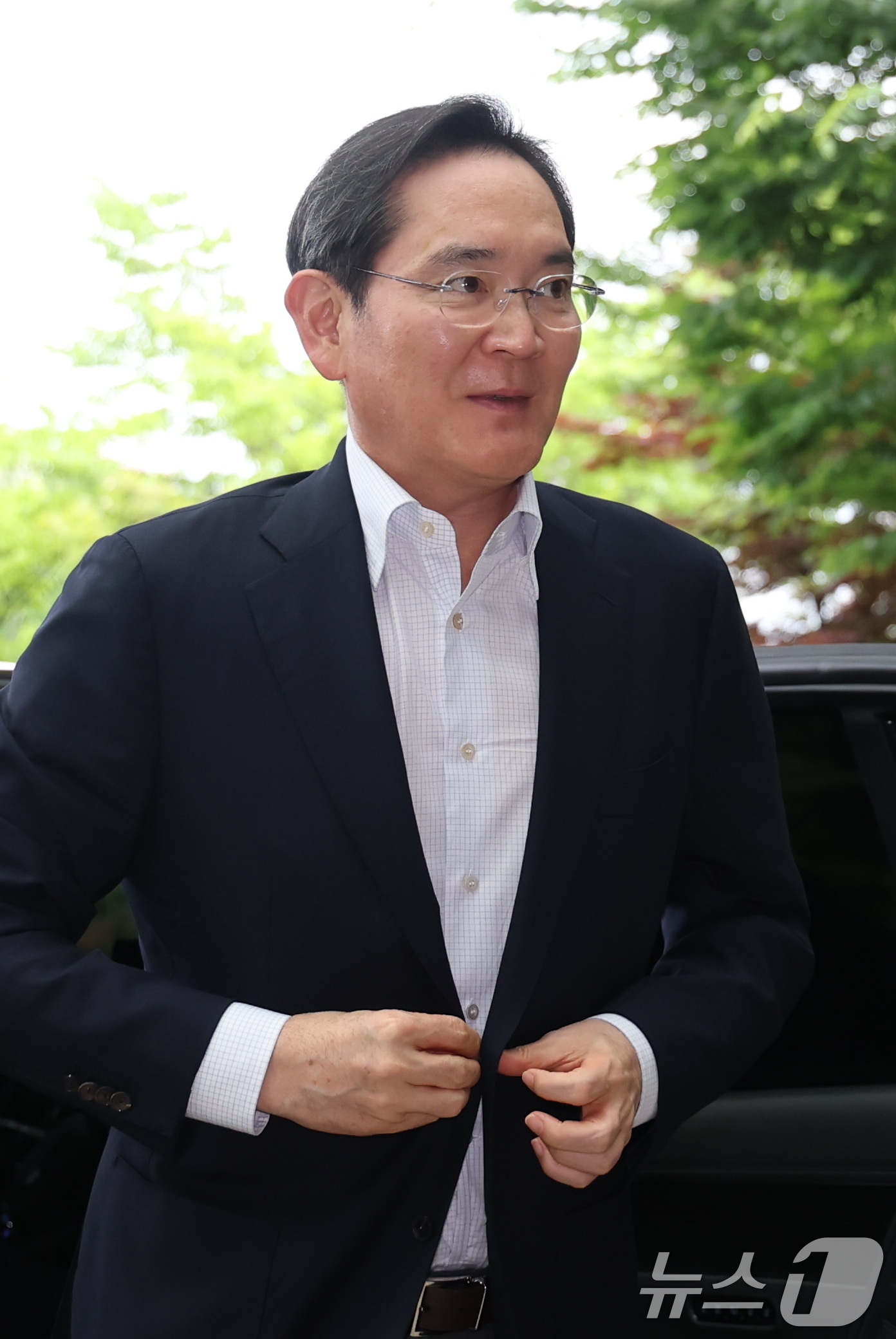 (서울=뉴스1) 안은나 기자 = 이재용 삼성전자 회장이 7일 서울 강서구 김포비지니스항공센터에 도착,  '억만장자들의 여름 캠프'로 불리는 미국 선밸리 콘퍼런스 참석을 위해 이동하 …