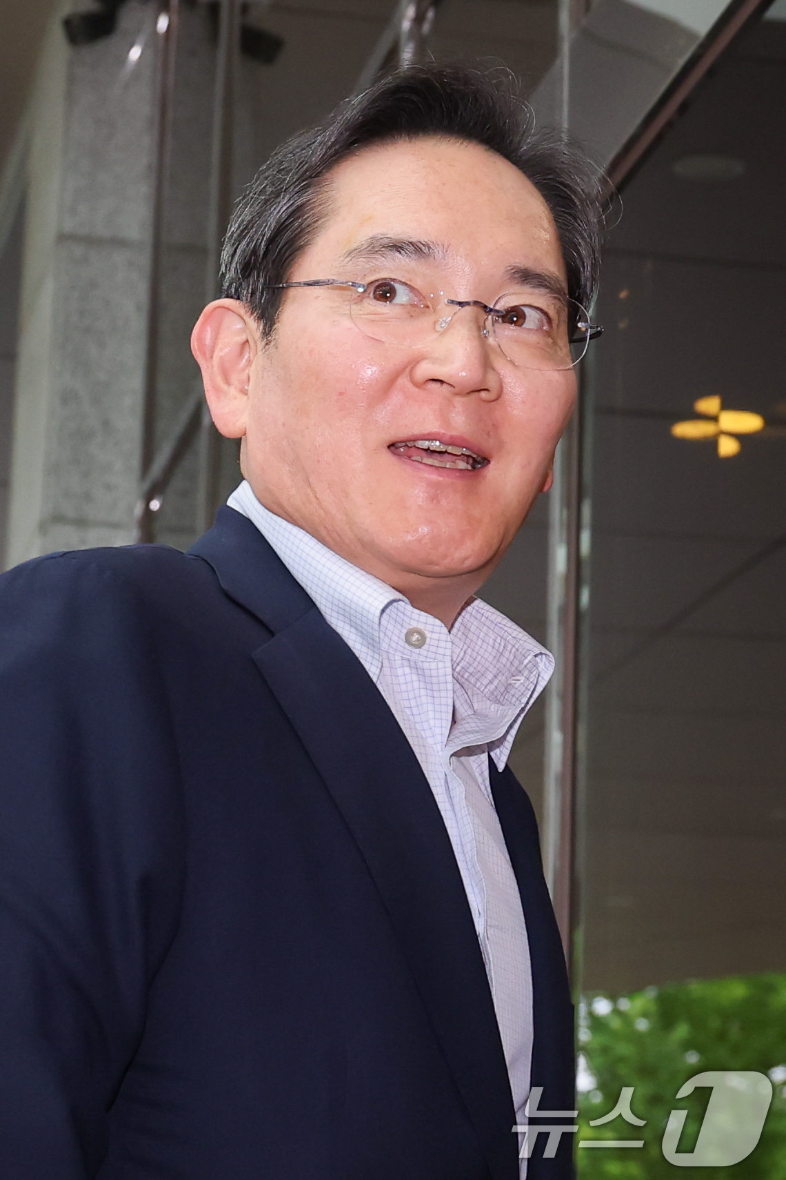 (서울=뉴스1) 안은나 기자 = 이재용 삼성전자 회장이 7일 서울 강서구 김포비지니스항공센터에 도착, '억만장자들의 여름 캠프'로 불리는 미국 선밸리 콘퍼런스 참석을 위해 이동하고 …