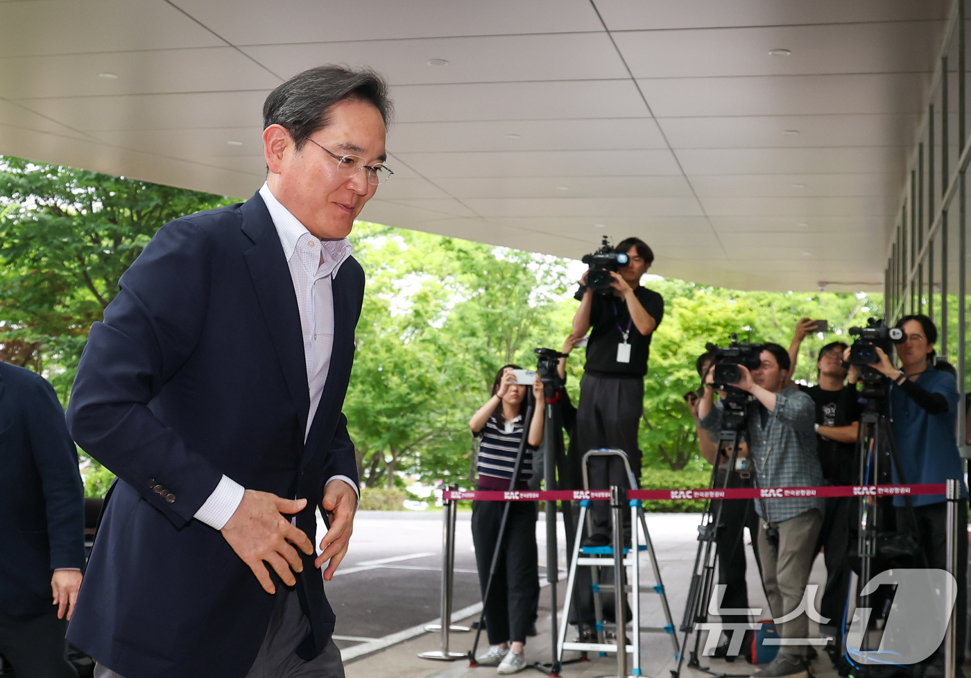 (서울=뉴스1) 안은나 기자 = 이재용 삼성전자 회장이 7일 서울 강서구 김포비지니스항공센터에 도착, '억만장자들의 여름 캠프'로 불리는 미국 선밸리 콘퍼런스 참석을 위해 이동하고 …