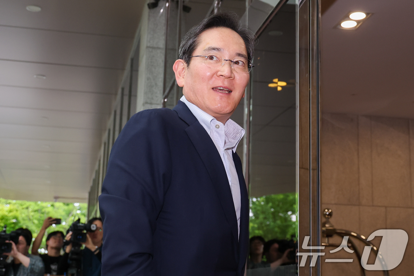 (서울=뉴스1) 안은나 기자 = 이재용 삼성전자 회장이 7일 서울 강서구 김포비지니스항공센터에 도착, '억만장자들의 여름 캠프'로 불리는 미국 선밸리 콘퍼런스 참석을 위해 이동하고 …