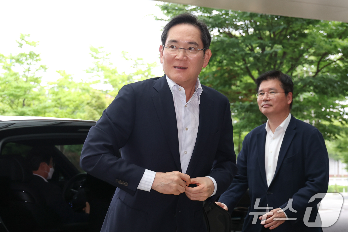 (서울=뉴스1) 안은나 기자 = 이재용 삼성전자 회장이 7일 서울 강서구 김포비지니스항공센터에 도착, '억만장자들의 여름 캠프'로 불리는 미국 선밸리 콘퍼런스 참석을 위해 이동하고 …