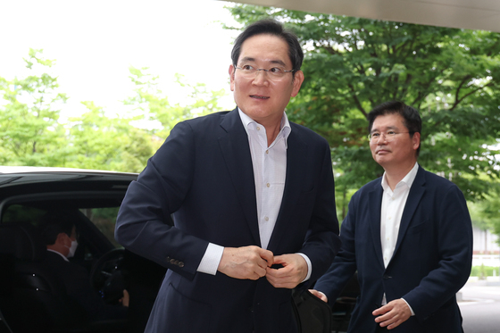 취재진 바라보는 이재용 회장