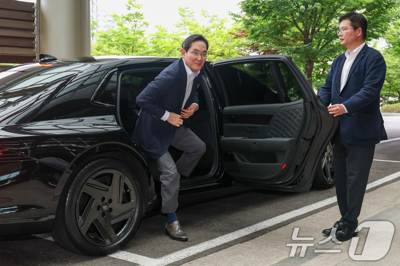 (서울=뉴스1) 안은나 기자 = 이재용 삼성전자 회장이 7일 서울 강서구 김포비지니스항공센터에 도착, '억만장자들의 여름 캠프'로 불리는 미국 선밸리 콘퍼런스 참석을 위해 차량에서 …