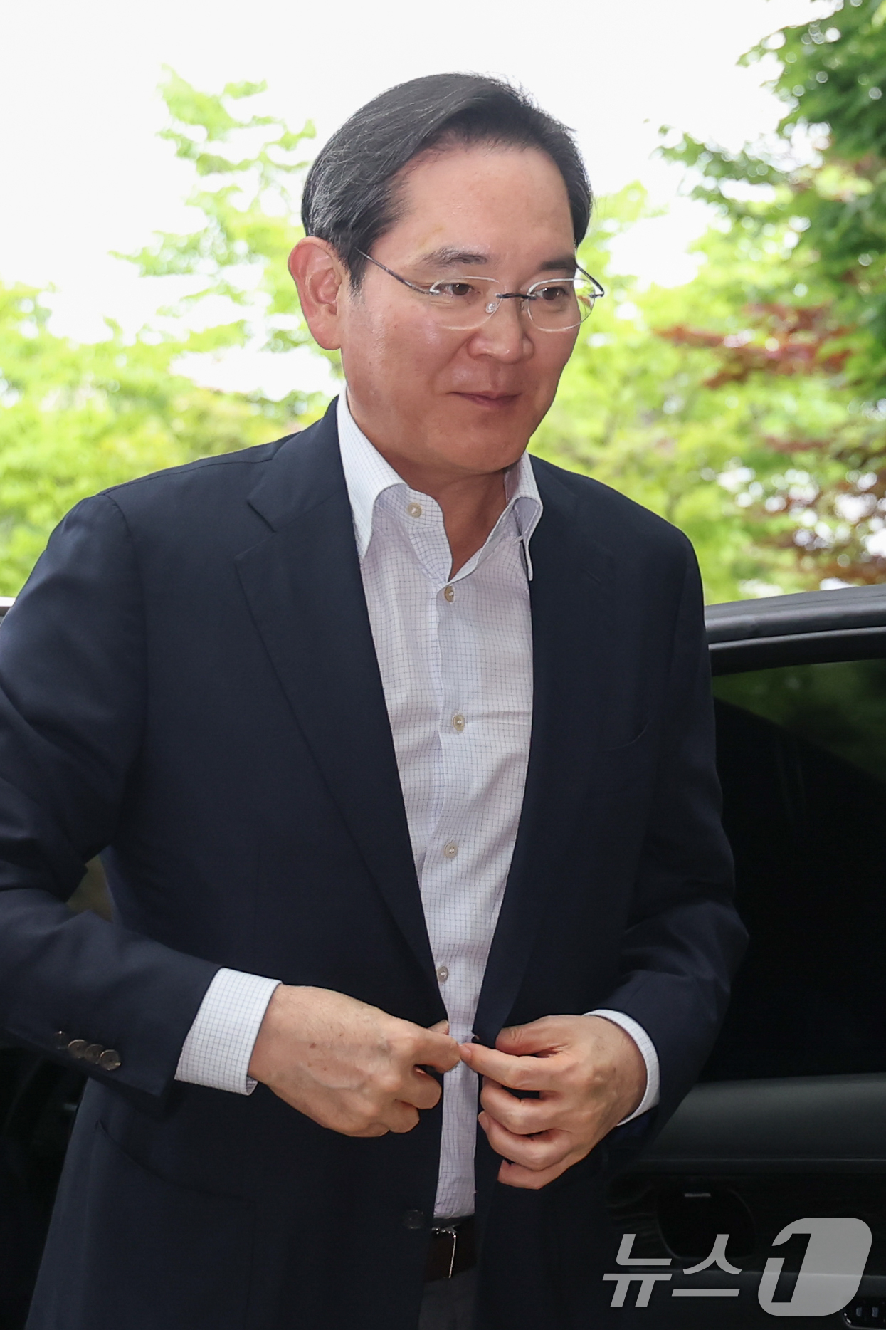 (서울=뉴스1) 안은나 기자 = 이재용 삼성전자 회장이 7일 서울 강서구 김포비지니스항공센터에 도착, '억만장자들의 여름 캠프'로 불리는 미국 선밸리 콘퍼런스 참석을 위해 이동하고 …