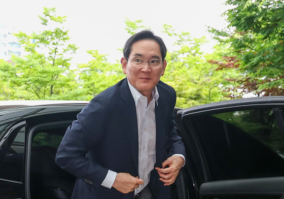 차에서 내리는 이재용 삼성전자 회장