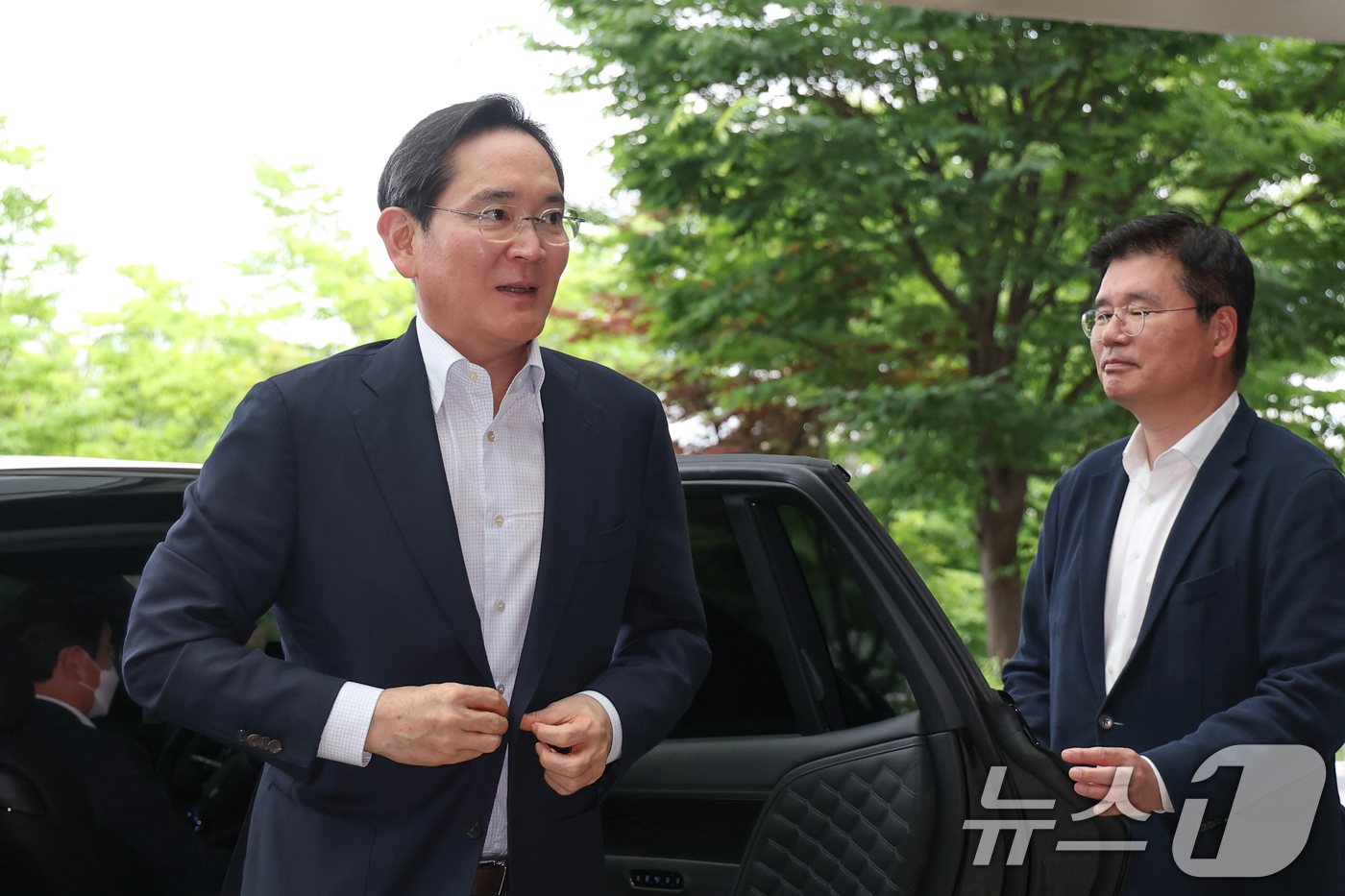 (서울=뉴스1) 안은나 기자 = 이재용 삼성전자 회장이 7일 서울 강서구 김포비지니스항공센터에 도착, '억만장자들의 여름 캠프'로 불리는 미국 선밸리 콘퍼런스 참석을 위해 이동하고 …