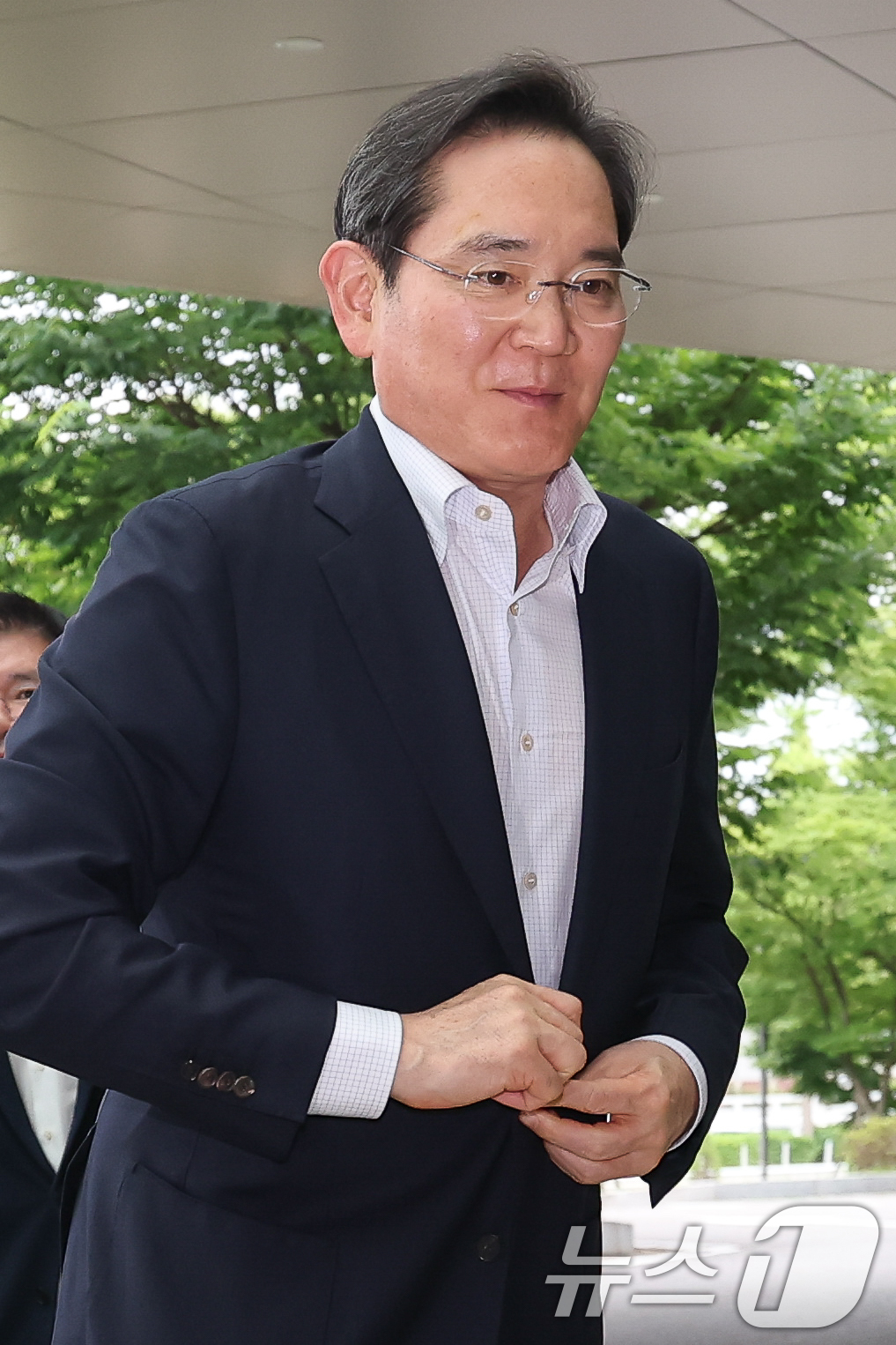 (서울=뉴스1) 안은나 기자 = 이재용 삼성전자 회장이 7일 서울 강서구 김포비지니스항공센터에 도착, '억만장자들의 여름 캠프'로 불리는 미국 선밸리 콘퍼런스 참석을 위해 이동하고 …