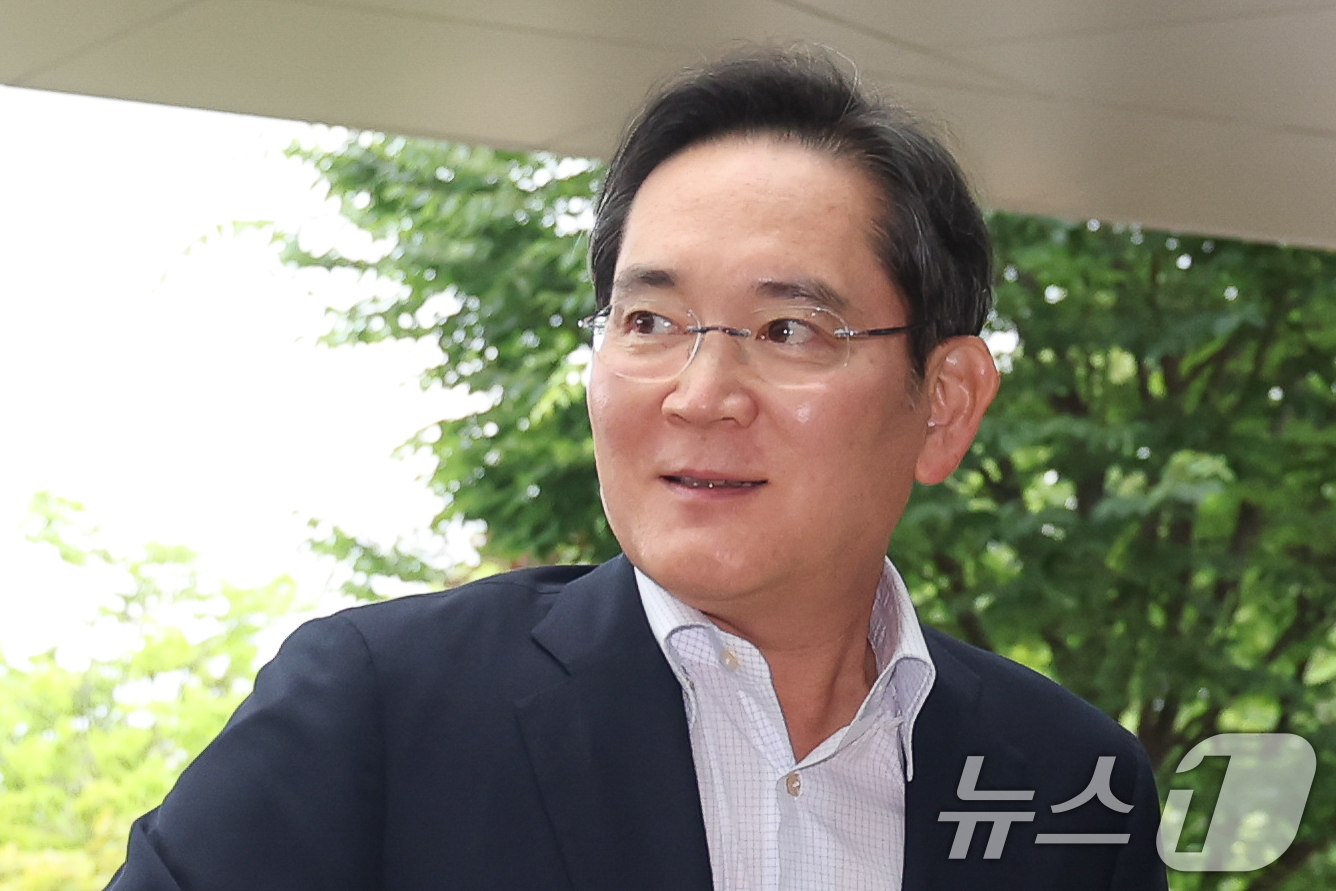 (서울=뉴스1) 안은나 기자 = 이재용 삼성전자 회장이 7일 서울 강서구 김포비지니스항공센터에 도착, '억만장자들의 여름 캠프'로 불리는 미국 선밸리 콘퍼런스 참석을 위해 이동하고 …
