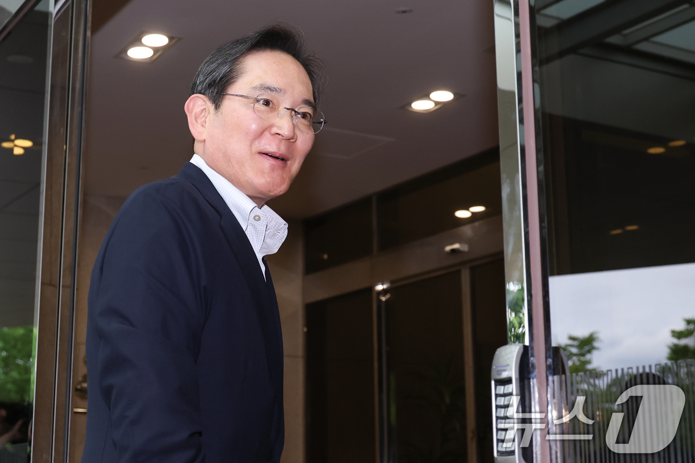 (서울=뉴스1) 안은나 기자 = 이재용 삼성전자 회장이 7일 서울 강서구 김포비지니스항공센터에 도착, '억만장자들의 여름 캠프'로 불리는 미국 선밸리 콘퍼런스 참석을 위해 이동하고 …