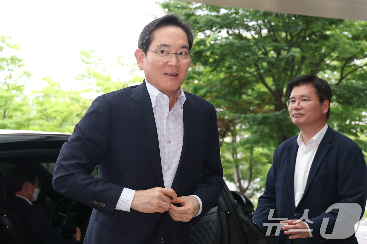 (서울=뉴스1) 안은나 기자 = 이재용 삼성전자 회장이 7일 서울 강서구 김포비지니스항공센터에 도착, '억만장자들의 여름 캠프'로 불리는 미국 선밸리 콘퍼런스 참석을 위해 이동하고 …