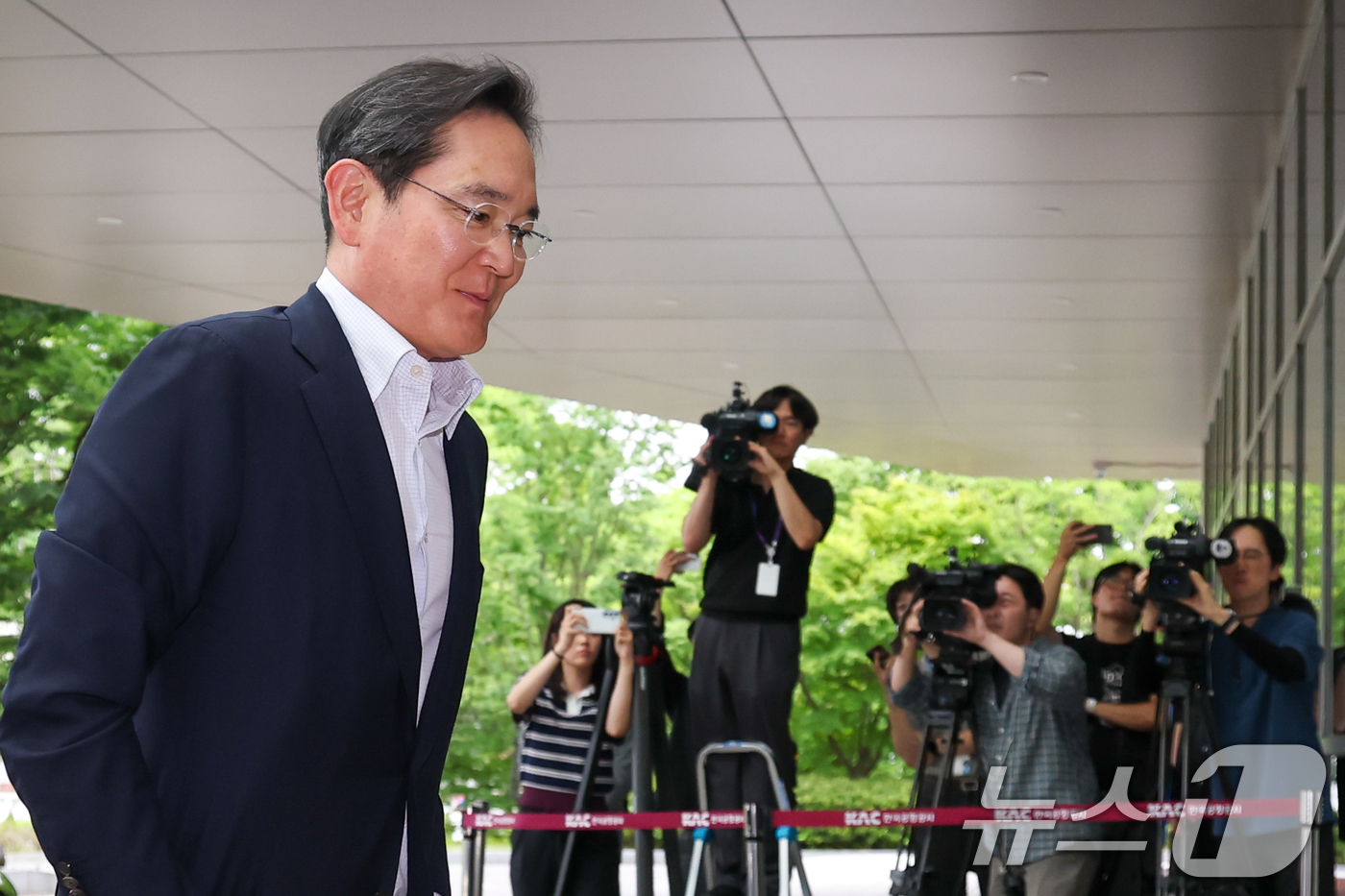 (서울=뉴스1) 안은나 기자 = 이재용 삼성전자 회장이 7일 서울 강서구 김포비지니스항공센터에 도착, '억만장자들의 여름 캠프'로 불리는 미국 선밸리 콘퍼런스 참석을 위해 이동하고 …