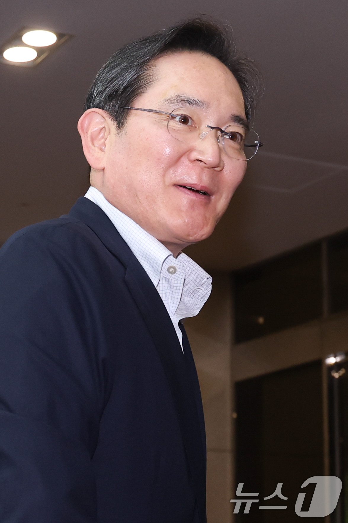 (서울=뉴스1) 안은나 기자 = 이재용 삼성전자 회장이 7일 서울 강서구 김포비지니스항공센터에 도착, '억만장자들의 여름 캠프'로 불리는 미국 선밸리 콘퍼런스 참석을 위해 이동하고 …