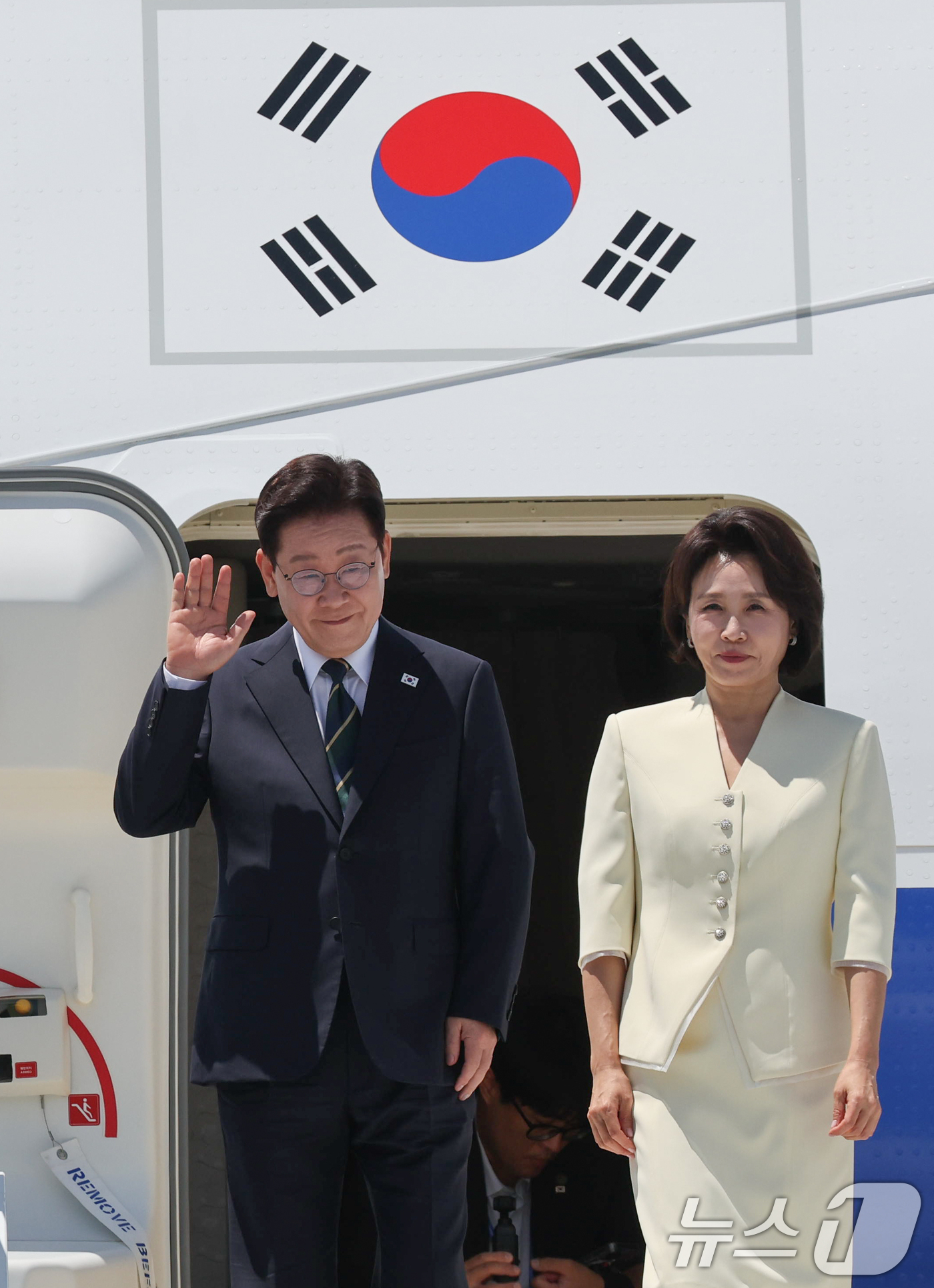 (앙카라(튀르키예)=뉴스1) 이재명 기자 = 북대서양조약기구(NATO·나토) 정상회의 참석하는 이재명 대통령과 김혜경 여사가 7일(현지시간) 튀르키예 앙카라 에센보아 국제공항에 도 …