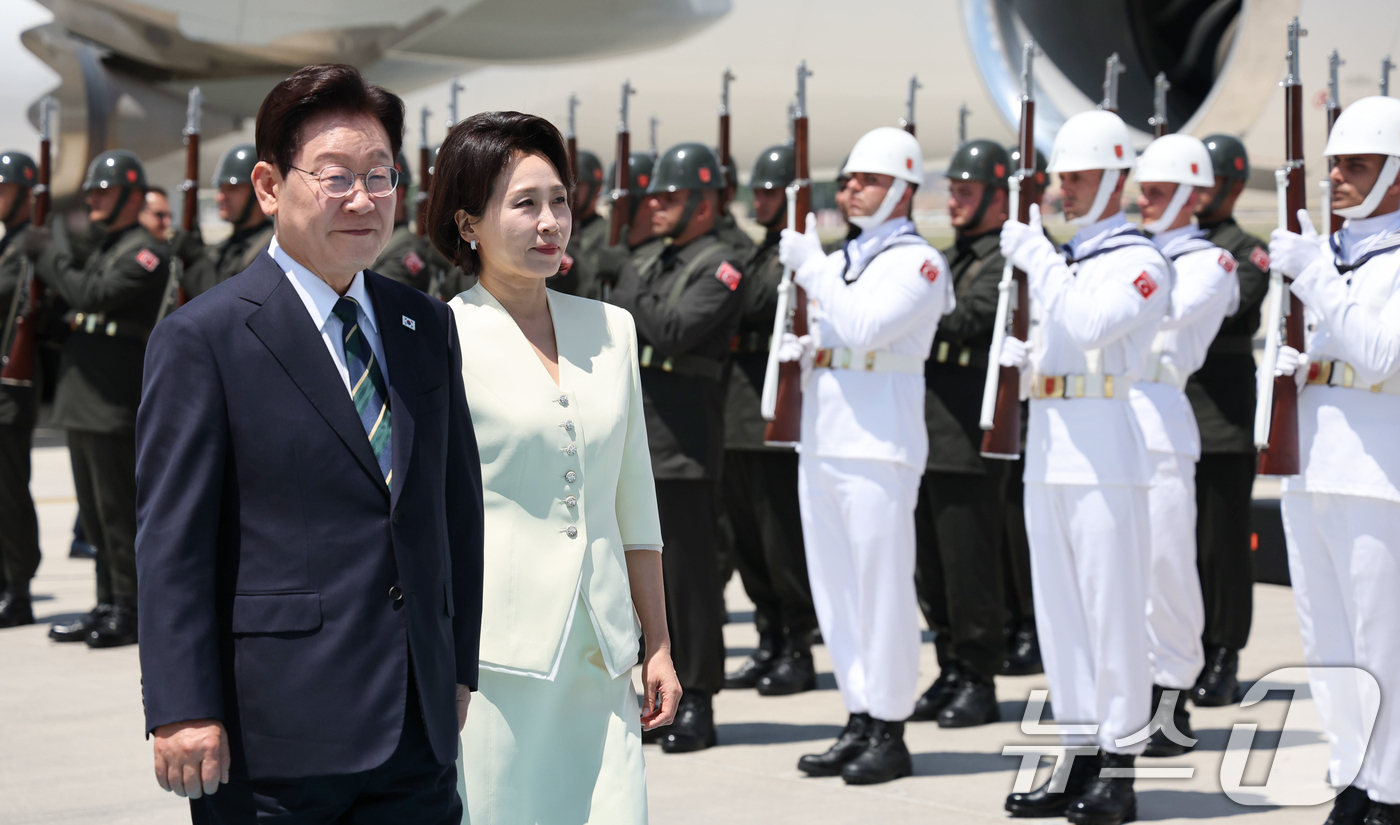 (앙카라(튀르키예)=뉴스1) 이재명 기자 = 북대서양조약기구(NATO·나토) 정상회의 참석하는 이재명 대통령과 김혜경 여사가 7일(현지시간) 튀르키예 앙카라 에센보아 국제공항에 도 …