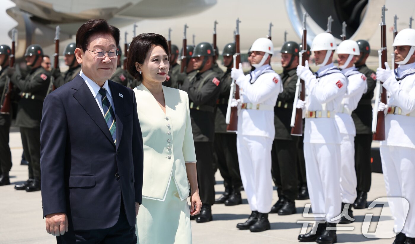 본문 이미지 - 북대서양조약기구(NATO·나토) 정상회의 참석하는 이재명 대통령과 김혜경 여사가 7일(현지시간) 튀르키예 앙카라 에센보아 국제공항에 도착해 이동하고 있다. 2026.7.7 ⓒ 뉴스1 이재명 기자