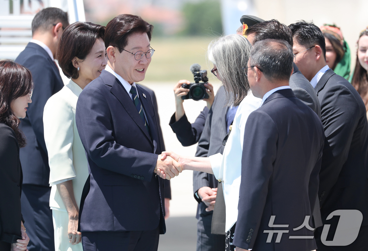 (앙카라(튀르키예)=뉴스1) 이재명 기자 = 북대서양조약기구(NATO·나토) 정상회의 참석하는 이재명 대통령과 김혜경 여사가 7일(현지시간) 튀르키예 앙카라 에센보아 국제공항에 도 …