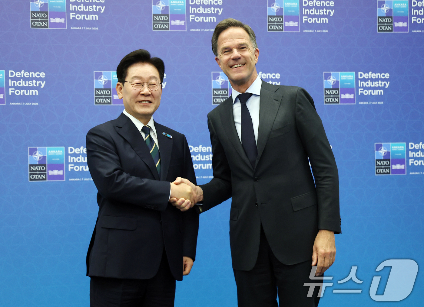 (앙카라(튀르키예)=뉴스1) 이재명 기자 = 북대서양조약기구(NATO·나토) 정상회의에 참석하는 이재명 대통령이 7일(현지시간) 튀르키예 앙카라에서 마르크 뤼터 NATO 사무총장과 …