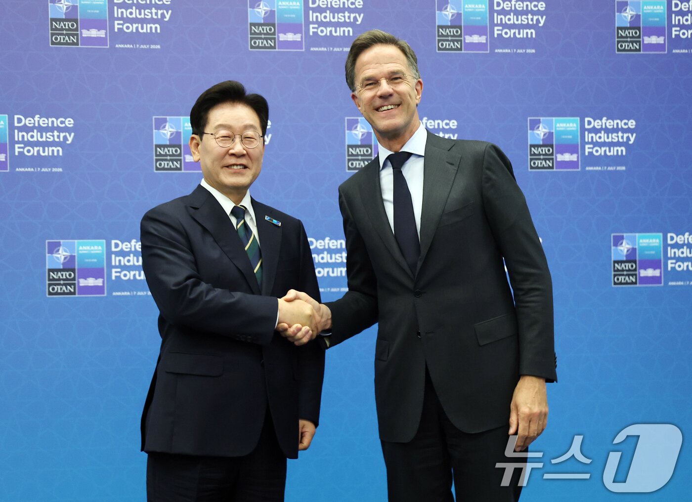 본문 이미지 - 북대서양조약기구(NATO·나토) 정상회의에 참석하는 이재명 대통령이 7일(현지시간) 튀르키예 앙카라에서 마르크 뤼터 NATO 사무총장과 인사하고 있다. 2026.7.7 ⓒ 뉴스1 이재명 기자