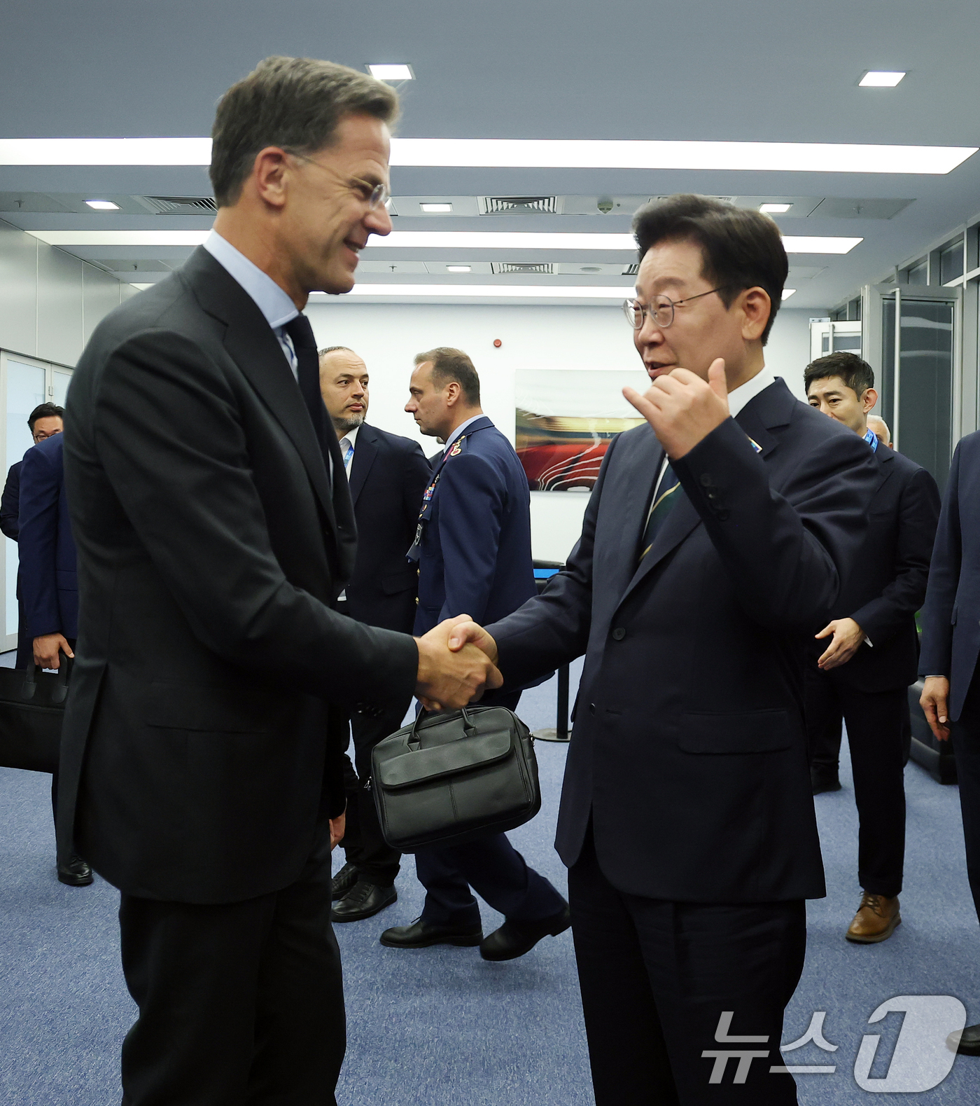 (앙카라(튀르키예)=뉴스1) 이재명 기자 = 북대서양조약기구(NATO·나토) 정상회의에 참석하는 이재명 대통령이 7일(현지시간) 튀르키예 앙카라에서 마르크 뤼터 NATO 사무총장과 …