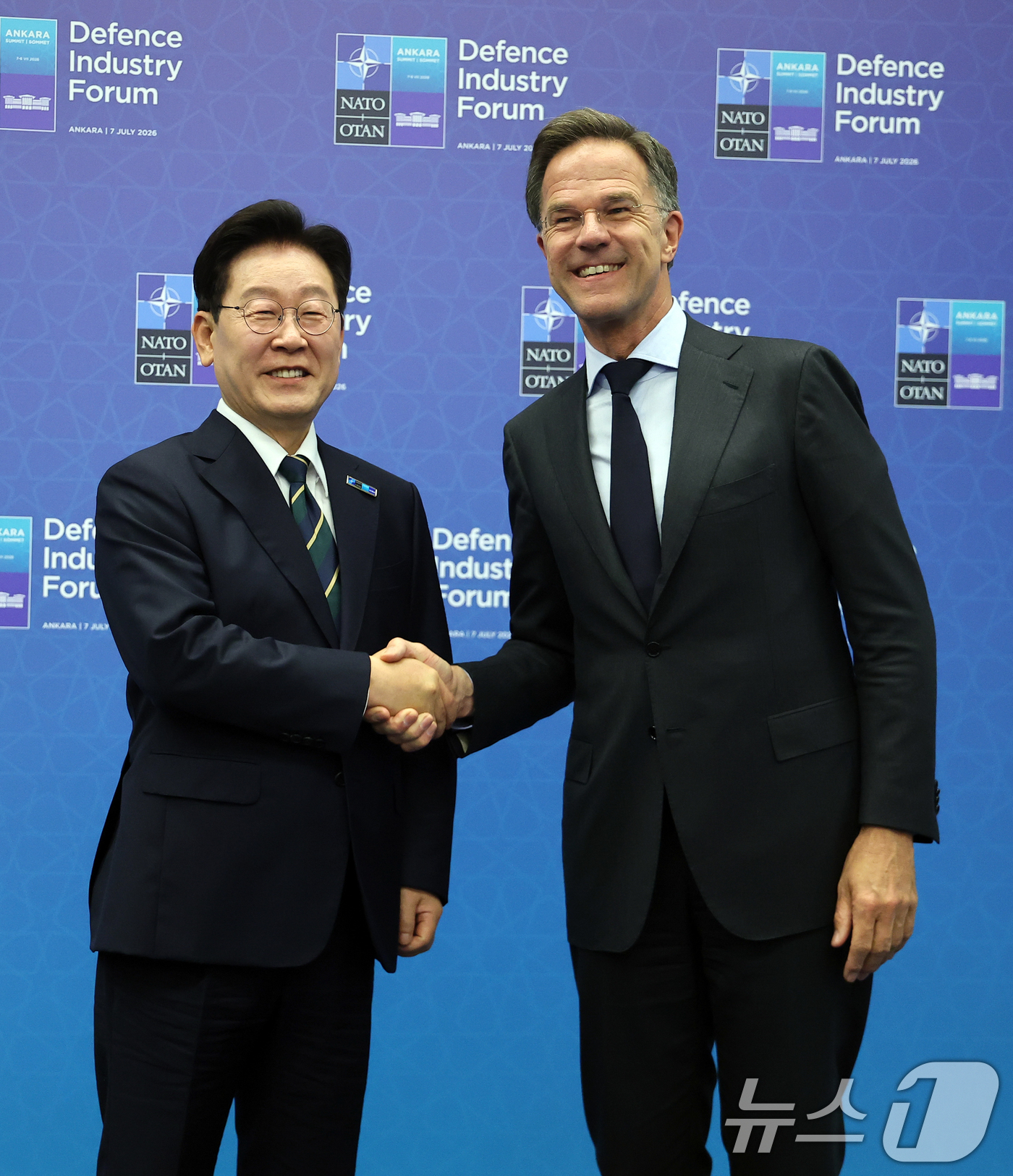 (앙카라(튀르키예)=뉴스1) 이재명 기자 = 북대서양조약기구(NATO·나토) 정상회의에 참석하는 이재명 대통령이 7일(현지시간) 튀르키예 앙카라에서 마르크 뤼터 NATO 사무총장과 …