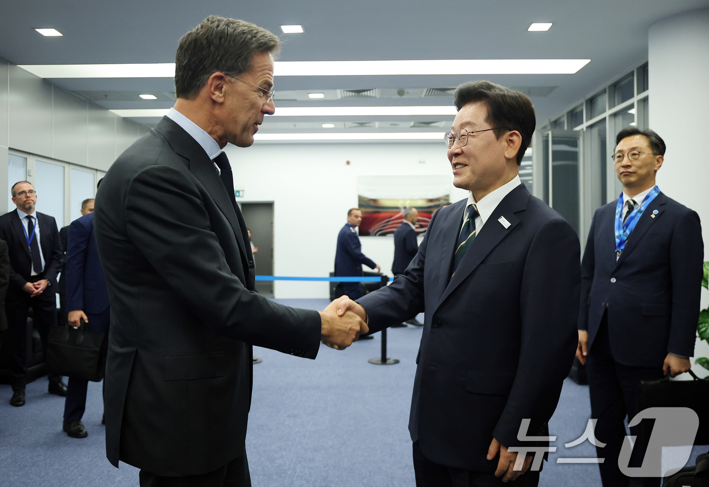 (앙카라(튀르키예)=뉴스1) 이재명 기자 = 북대서양조약기구(NATO·나토) 정상회의에 참석하는 이재명 대통령이 7일(현지시간) 튀르키예 앙카라에서 마르크 뤼터 NATO 사무총장과 …