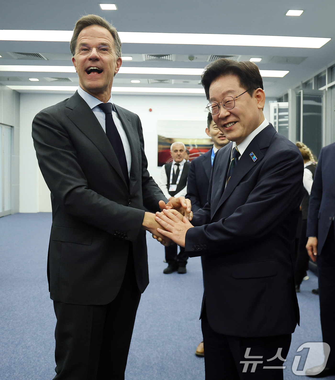 (앙카라(튀르키예)=뉴스1) 이재명 기자 = 북대서양조약기구(NATO·나토) 정상회의에 참석하는 이재명 대통령이 7일(현지시간) 튀르키예 앙카라에서 마르크 뤼터 NATO 사무총장과 …