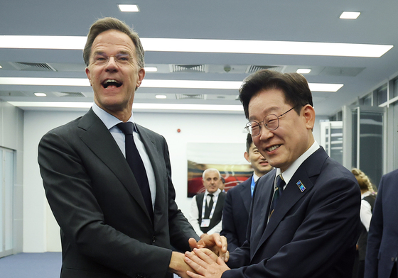 마르크 뤼터 NATO 사무총장과 인사하는 이재명 대통령