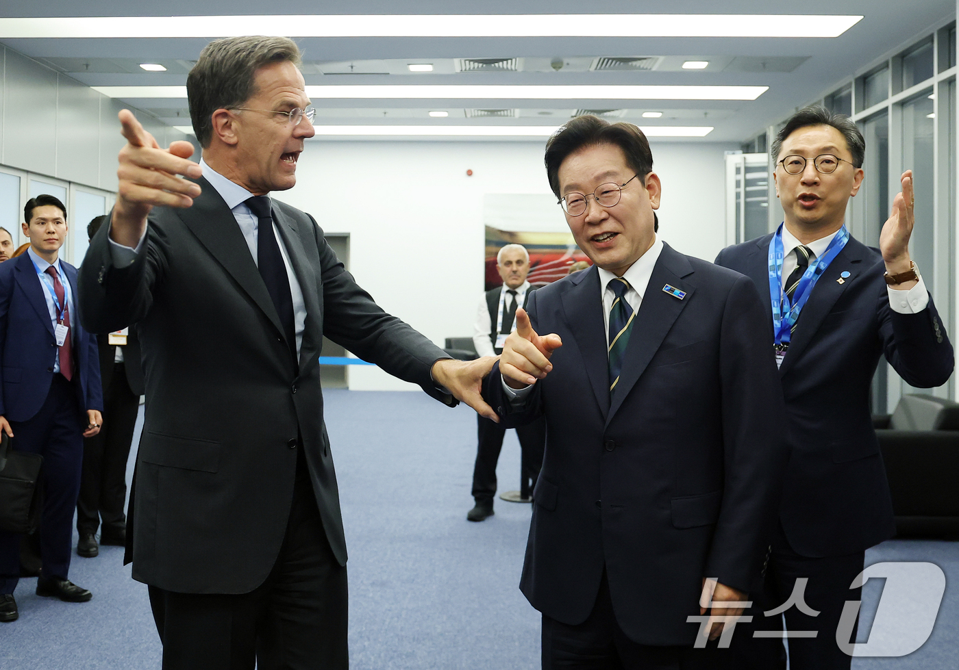 (앙카라(튀르키예)=뉴스1) 이재명 기자 = 북대서양조약기구(NATO·나토) 정상회의에 참석하는 이재명 대통령이 7일(현지시간) 튀르키예 앙카라에서 마르크 뤼터 NATO 사무총장과 …