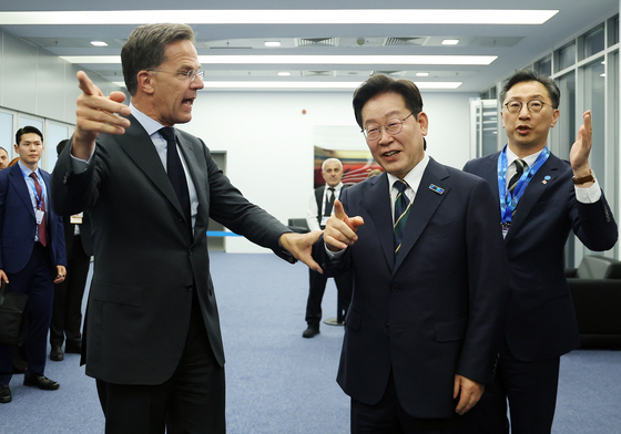 마르크 뤼터 NATO 사무총장과 대화하는 이재명 대통령