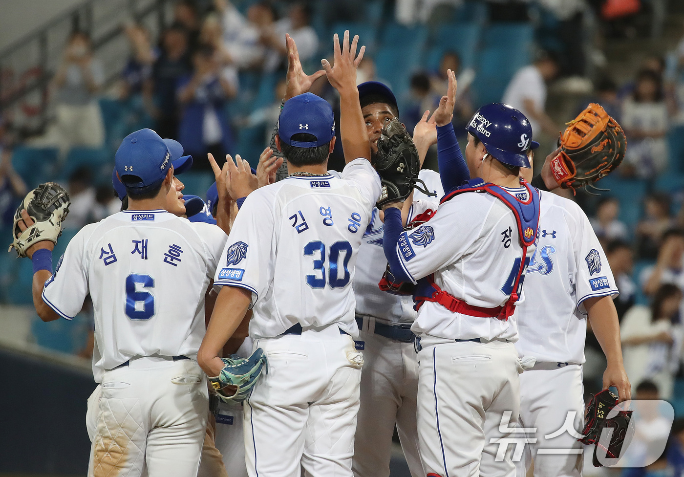 (대구=뉴스1) 공정식 기자 = 7일 오후 대구 삼성라이온즈파크에서 열린 프로야구 '2026 신한 SOL KBO리그' LG 트윈스와 삼성 라이온즈의 경기, 9 대 2 승리를 거두며 …